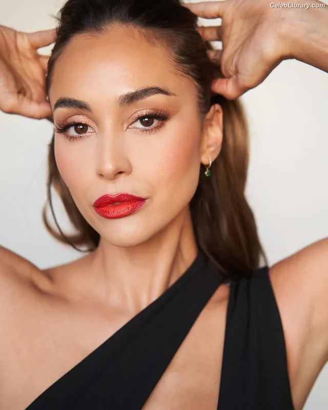 Lindsey Morgan photo 22 of 184
