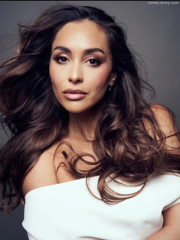 Lindsey Morgan photo 23 of 184