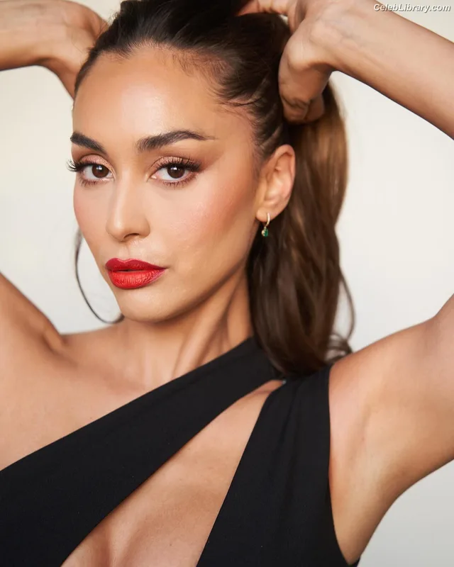 Lindsey Morgan photo 24 of 184