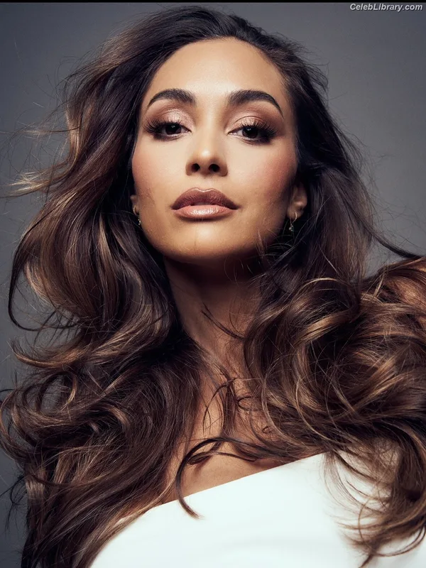 Lindsey Morgan photo 1 of 184