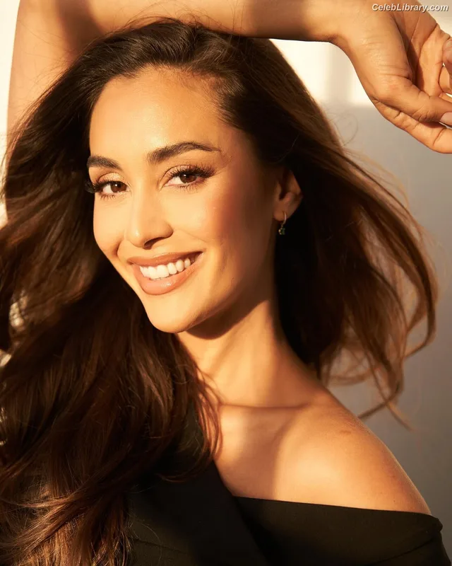 Lindsey Morgan photo 3 of 184
