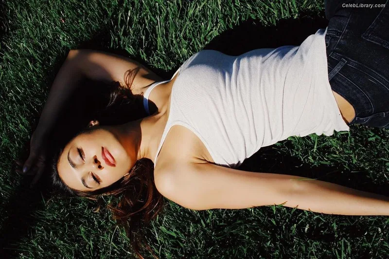 Lindsey Morgan photo 5 of 184