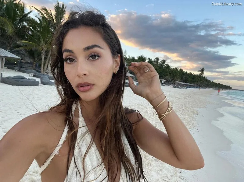 Lindsey Morgan photo 10 of 184