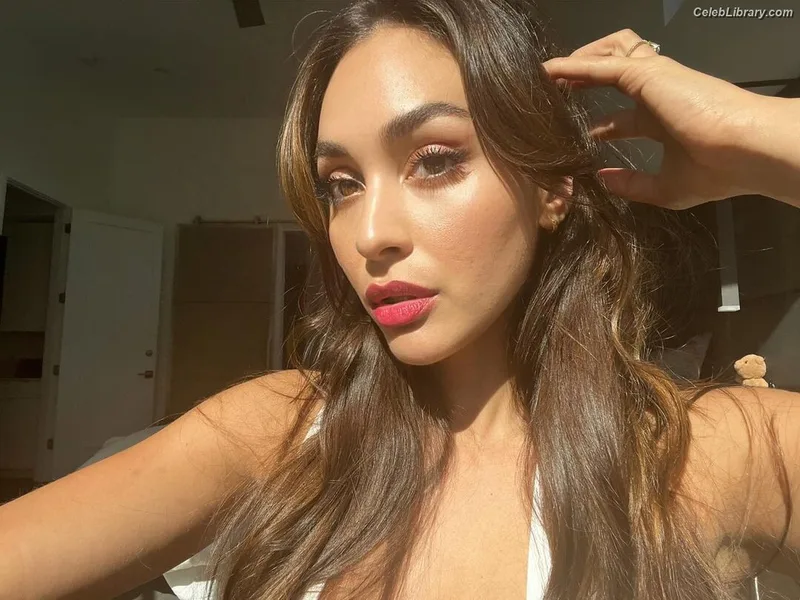 Lindsey Morgan photo 17 of 184
