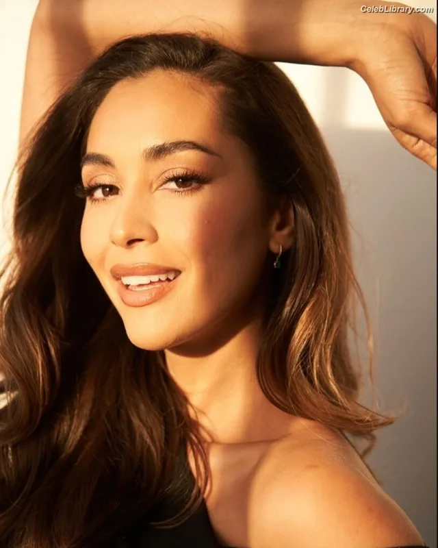 Lindsey Morgan photo 18 of 184