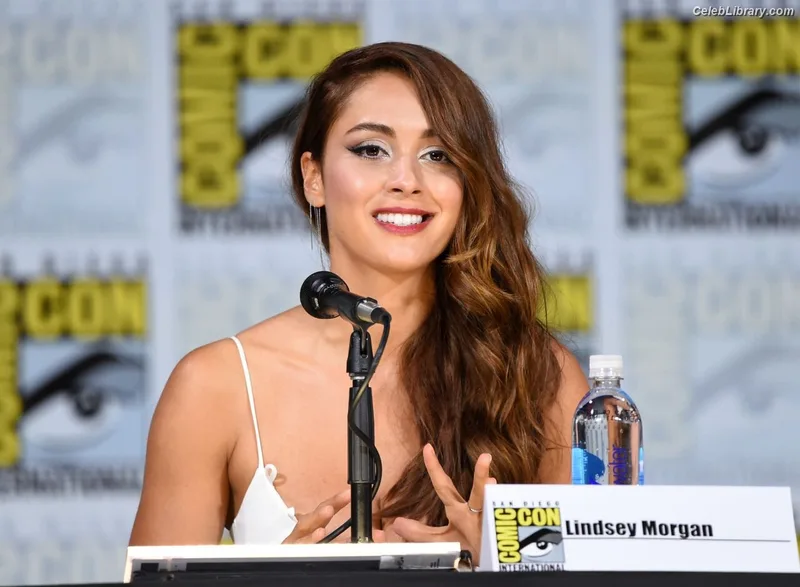 Lindsey Morgan photo 3 of 184