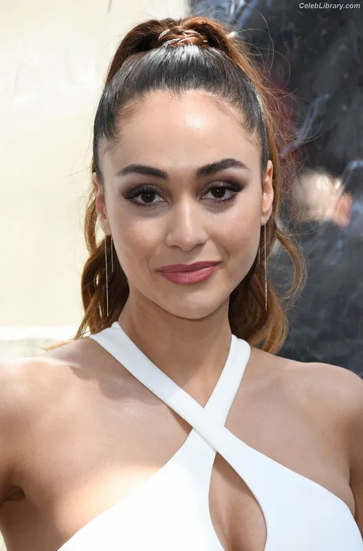Lindsey Morgan photo 4 of 184