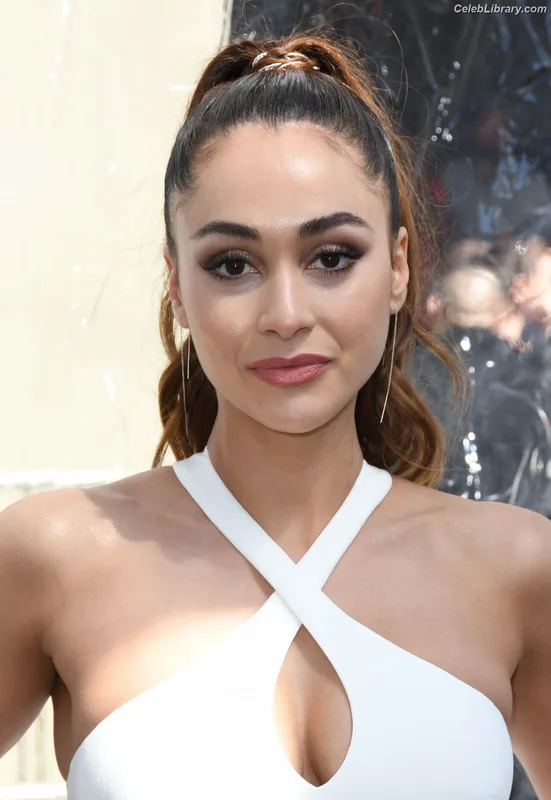 Lindsey Morgan photo 7 of 184