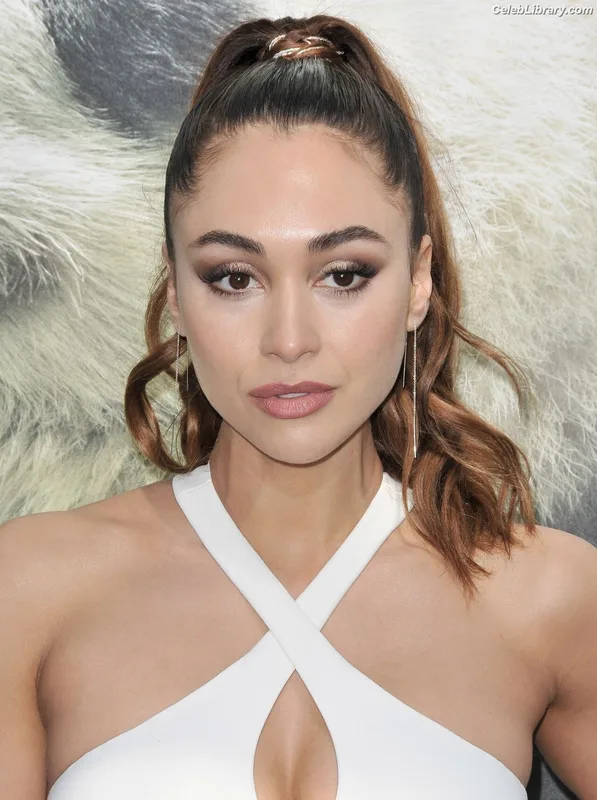 Lindsey Morgan photo 10 of 184