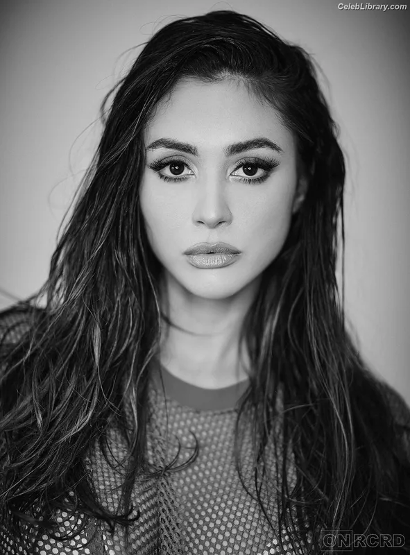 Lindsey Morgan photo 14 of 184