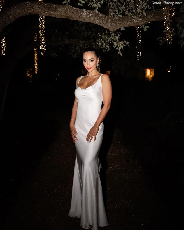 Lindsey Morgan photo 18 of 184