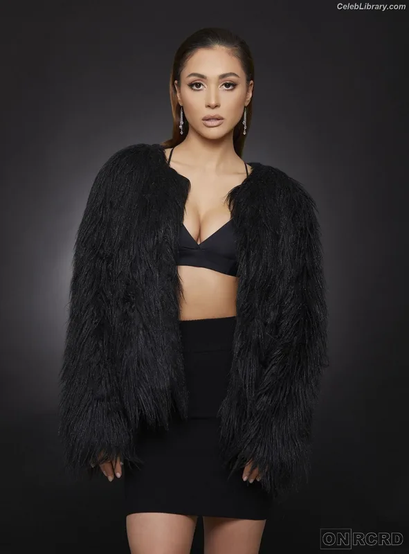 Lindsey Morgan photo 20 of 184
