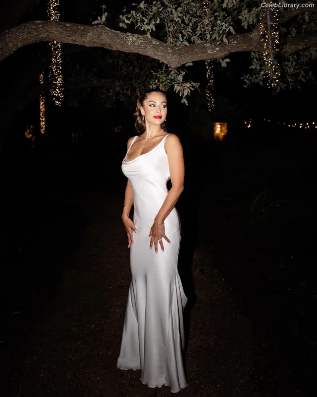 Lindsey Morgan photo 4 of 184