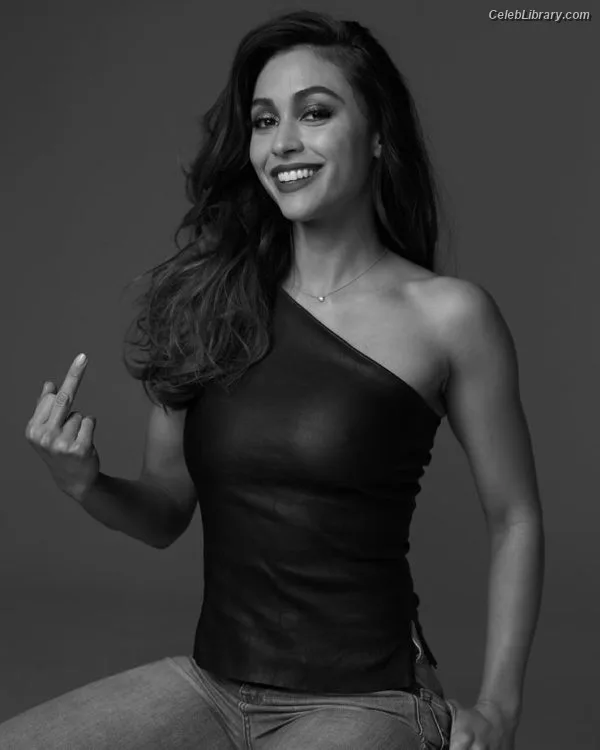 Lindsey Morgan photo 15 of 184