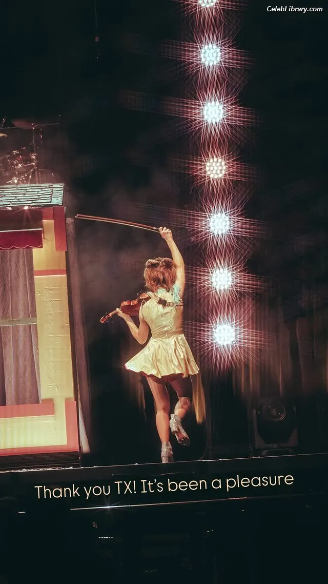 Lindsey Stirling photo 15 of 510