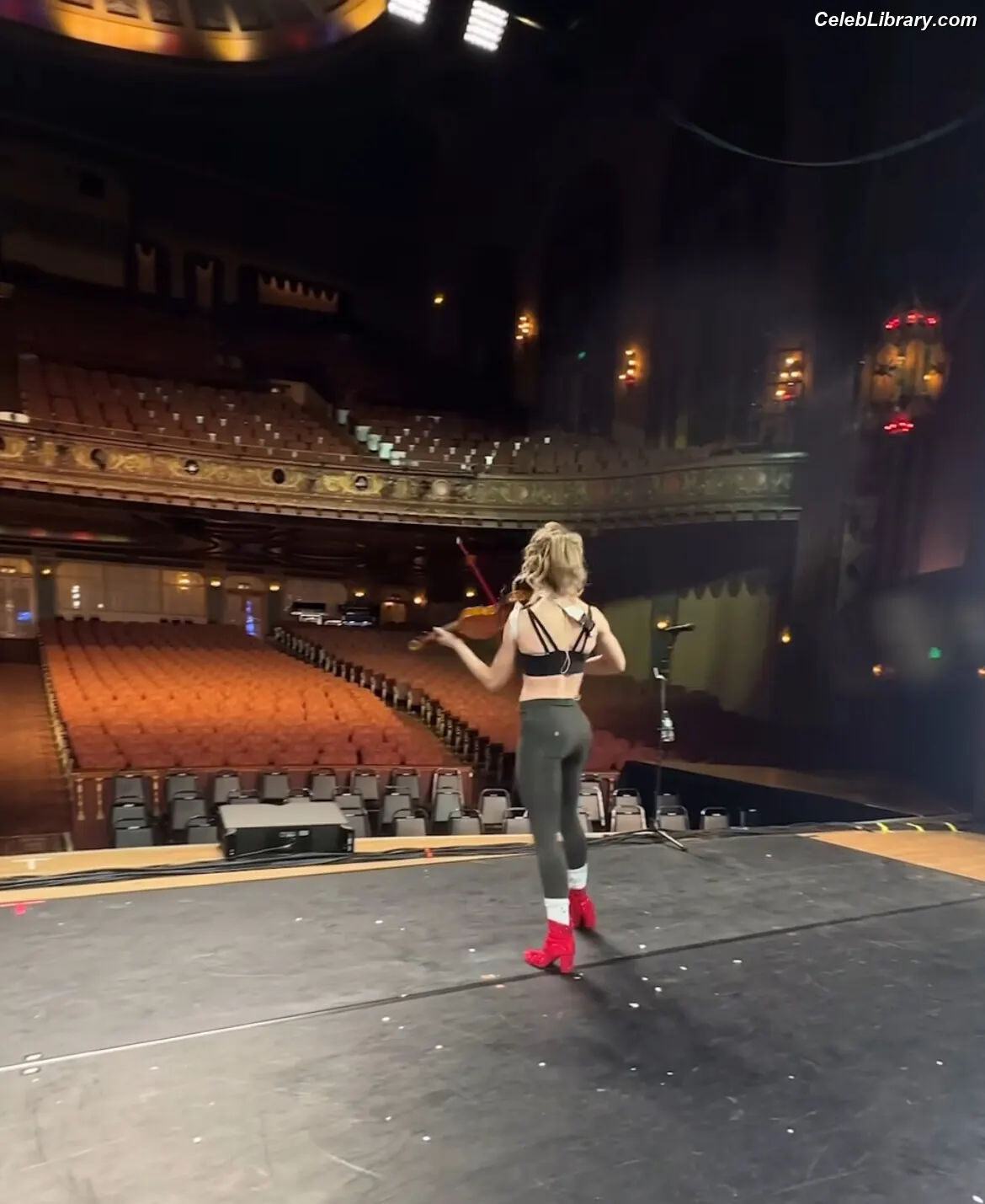 Lindsey Stirling photo 3 of 510