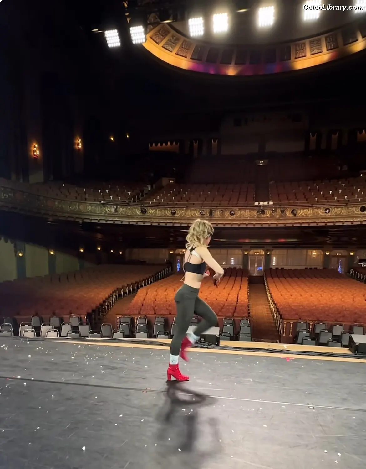 Lindsey Stirling photo 6 of 510