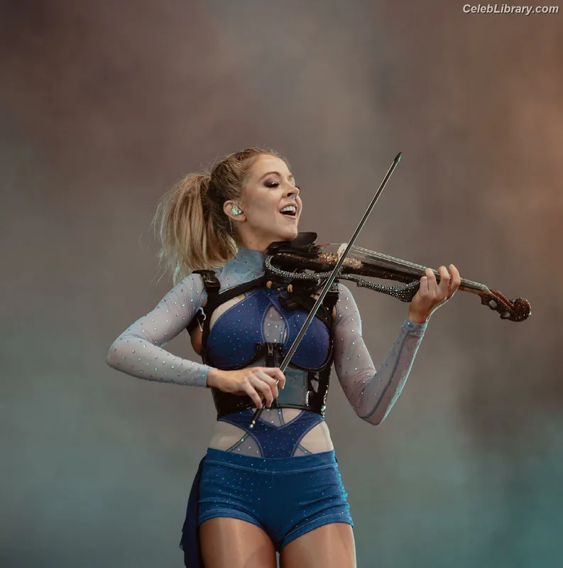 Lindsey Stirling photo 1 of 508