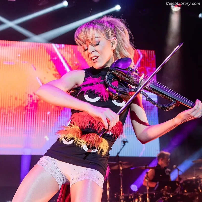 Lindsey Stirling photo 4 of 508