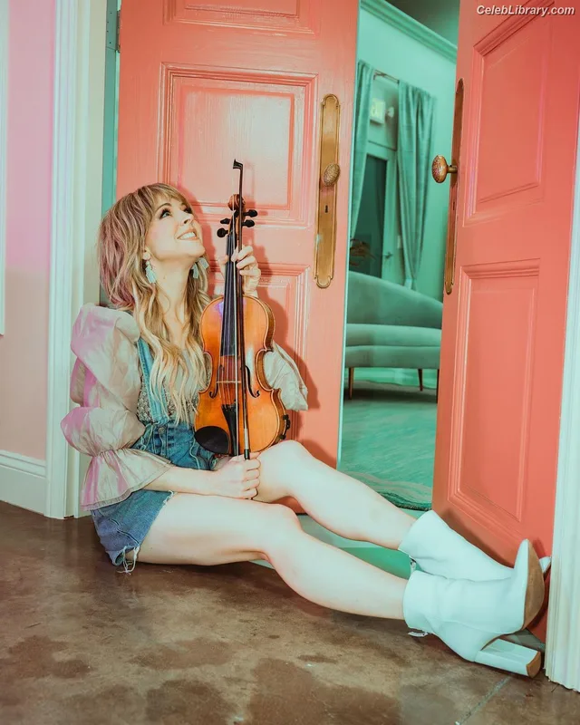 Lindsey Stirling photo 9 of 508