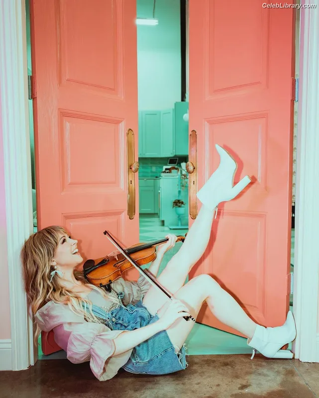 Lindsey Stirling photo 11 of 508