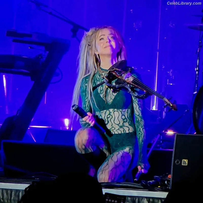 Lindsey Stirling photo 11 of 508