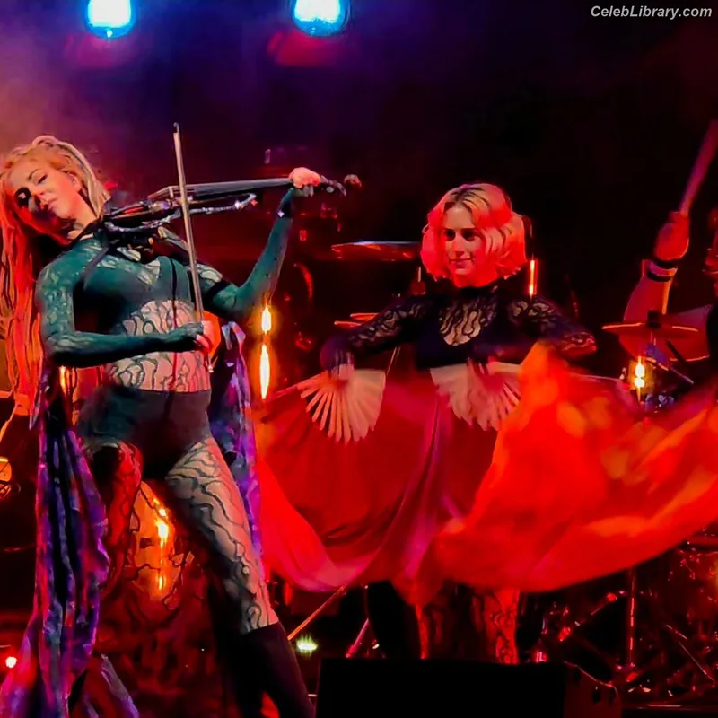 Lindsey Stirling photo 14 of 508