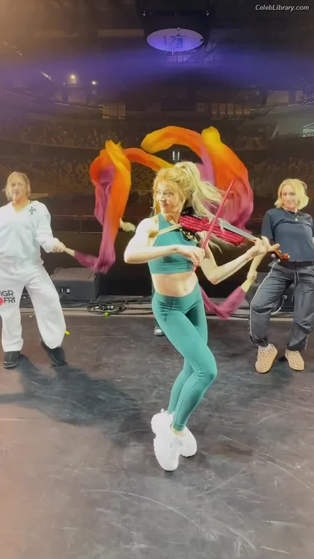 Lindsey Stirling photo 21 of 508
