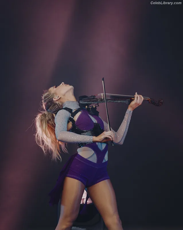 Lindsey Stirling photo 1 of 508