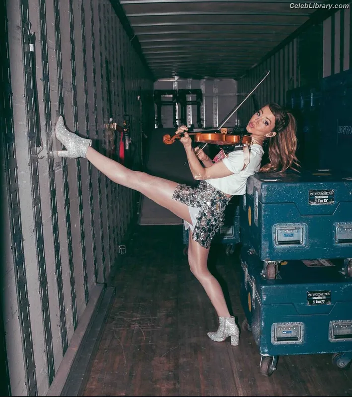Lindsey Stirling photo 2 of 508