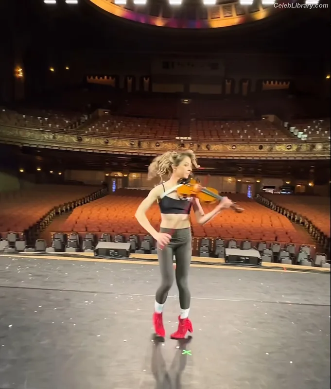 Lindsey Stirling photo 21 of 508