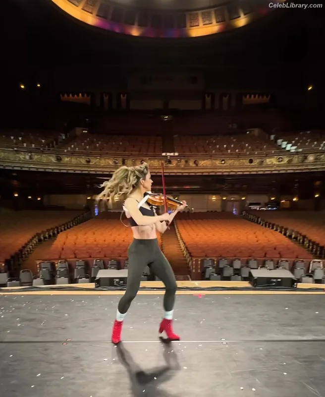 Lindsey Stirling photo 23 of 508