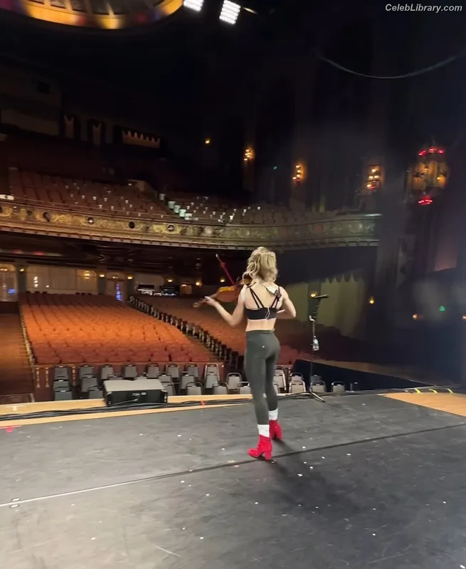 Lindsey Stirling photo 24 of 508