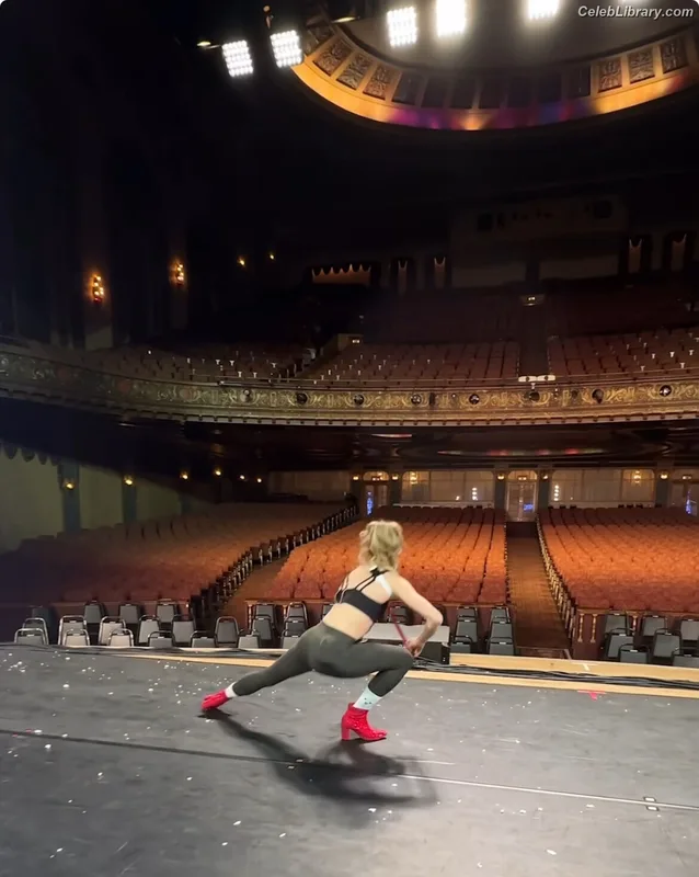 Lindsey Stirling photo 2 of 508
