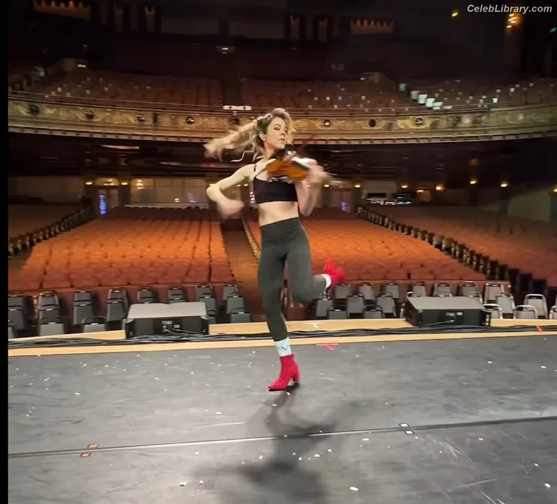 Lindsey Stirling photo 4 of 508