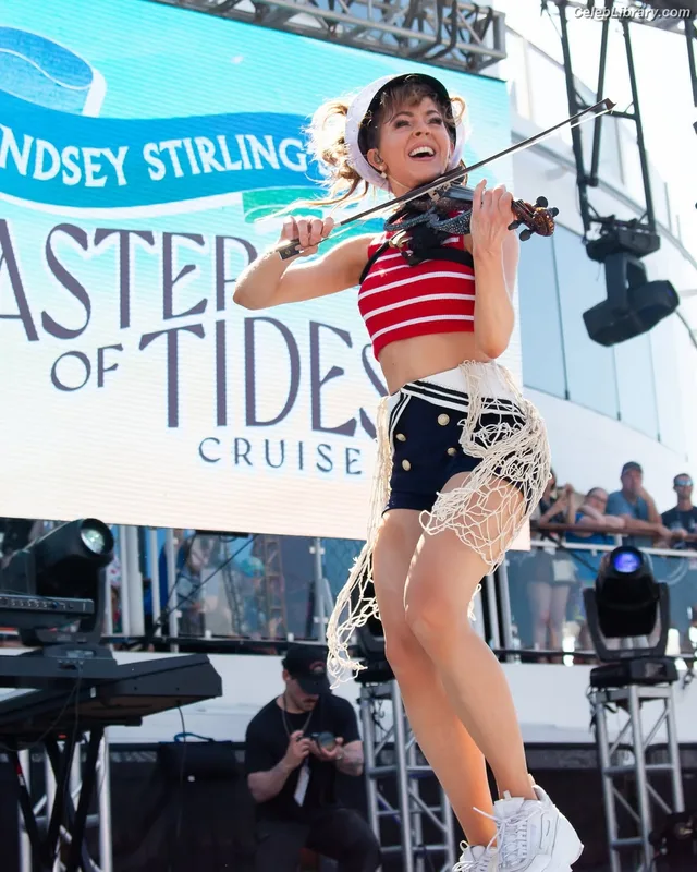 Lindsey Stirling photo 8 of 508