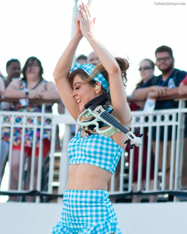 Lindsey Stirling photo 9 of 508
