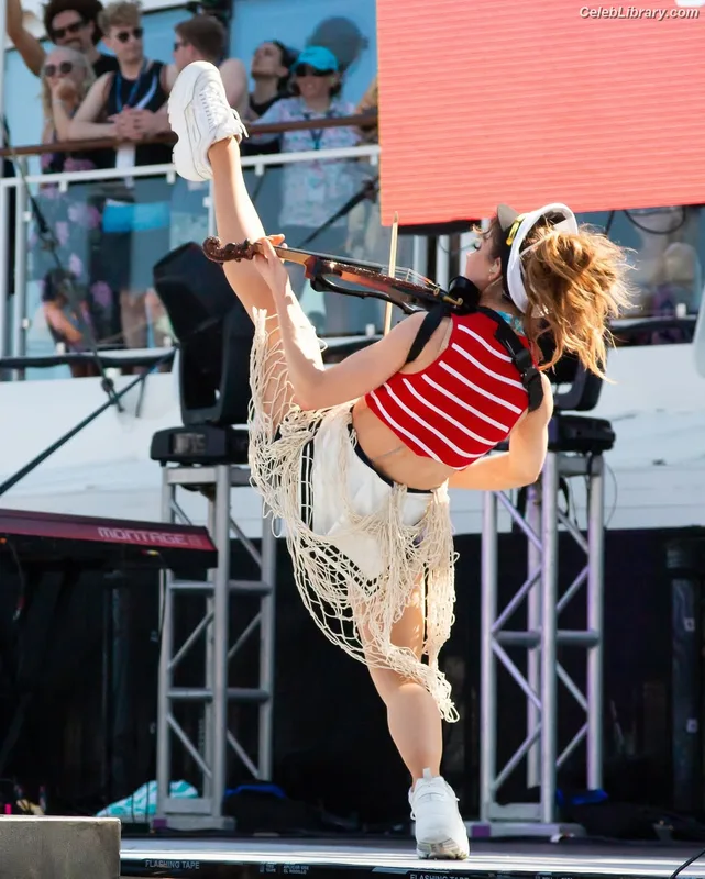 Lindsey Stirling photo 10 of 508