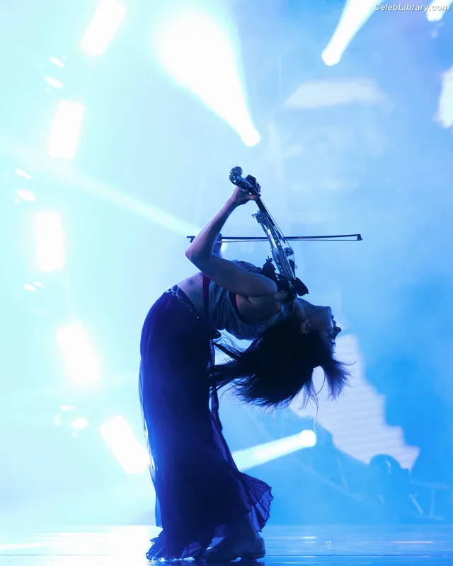Lindsey Stirling photo 7 of 508