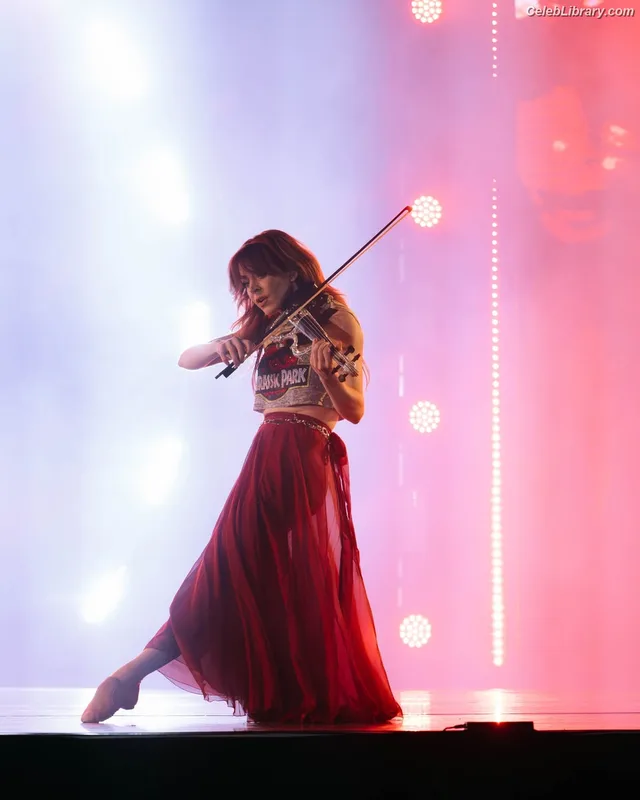 Lindsey Stirling photo 8 of 508