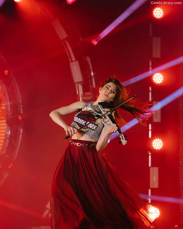 Lindsey Stirling photo 10 of 508