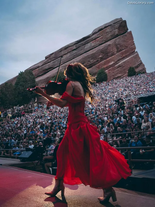 Lindsey Stirling photo 17 of 508