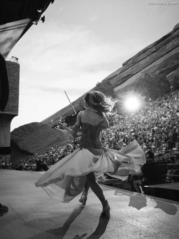 Lindsey Stirling photo 21 of 508