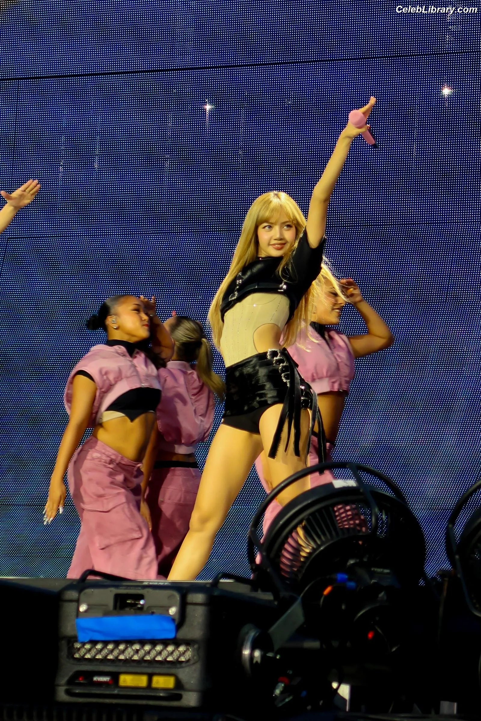 Lisa  BLΛƆKPIИK (Blackpink) photo 1 of 6182