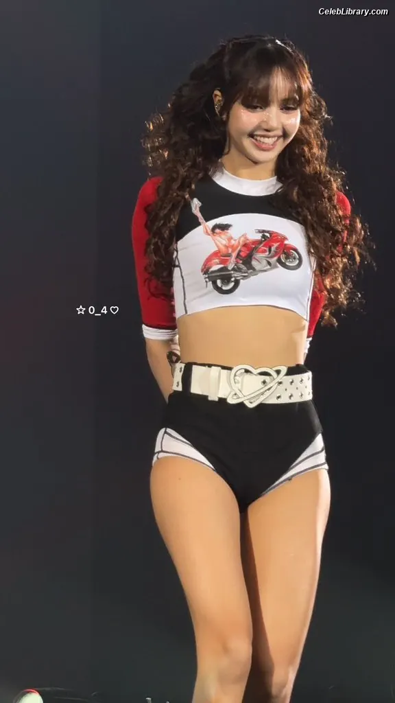 Lisa  BLΛƆKPIИK (Blackpink) photo 24 of 6182