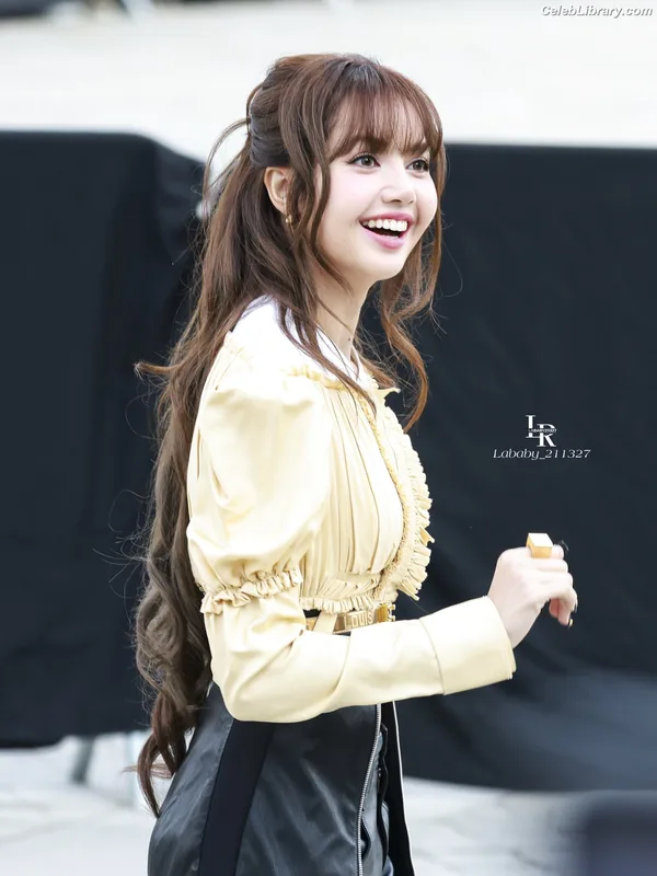 Lisa BLΛƆKPIИK (Blackpink) photo 20 of 6190