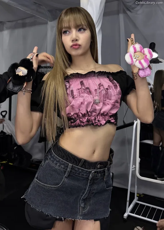 Lisa  BLΛƆKPIИK (Blackpink) photo 22 of 6190