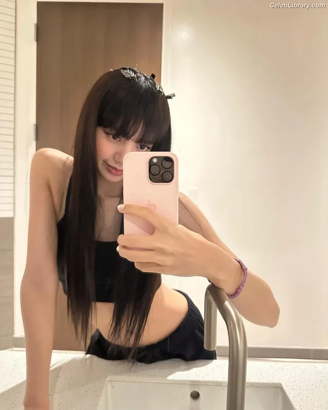 Lisa  BLΛƆKPIИK (Blackpink) photo 1 of 6190