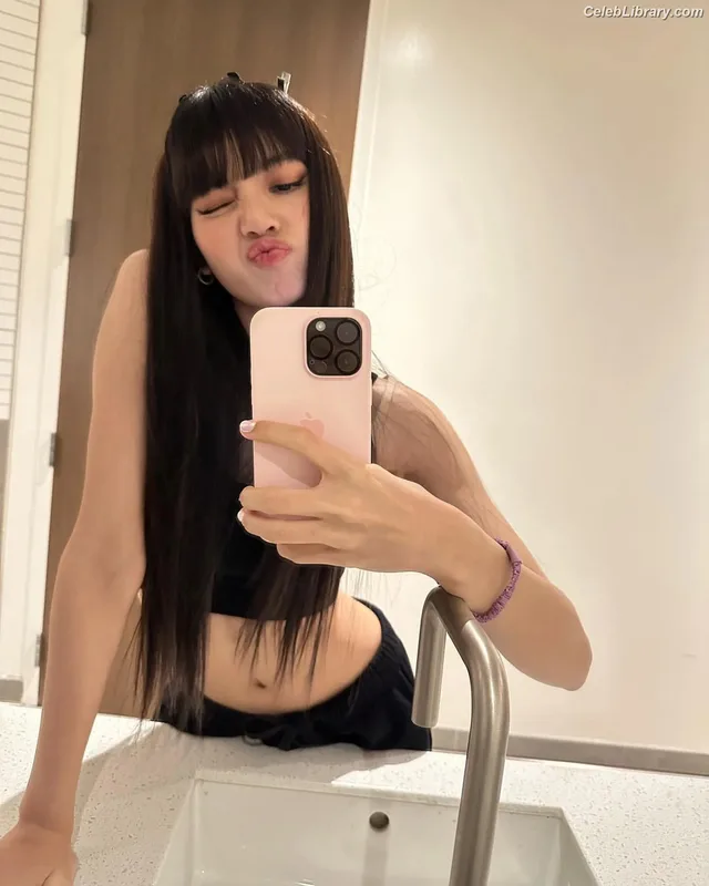Lisa  BLΛƆKPIИK (Blackpink) photo 2 of 6190