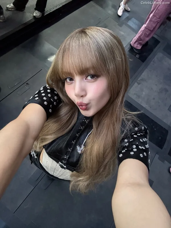 Lisa  BLΛƆKPIИK (Blackpink) photo 15 of 6190